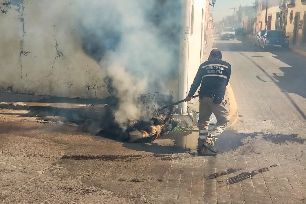 Sofoca Protección Civil de Huamantla incendio en pila de basura en vía pública